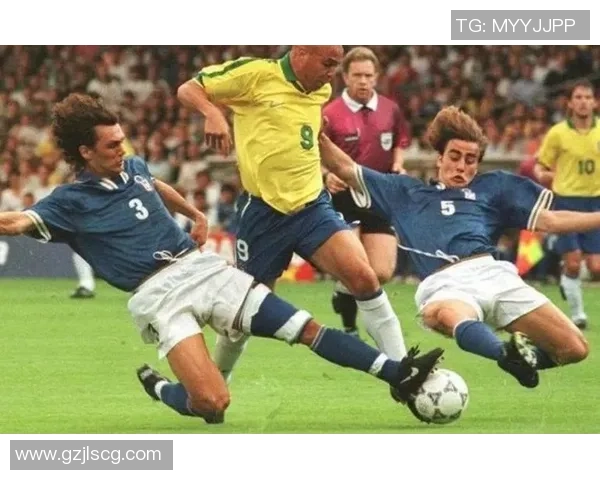 足球历史上的十位传奇巨星及其不可磨灭的影响力